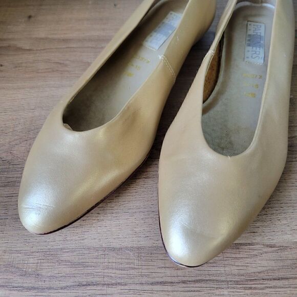 NEVER WORN VINTAGE PARTNERS MERVYNS LIGHT GOLD GENUINE LEATHER FLATS 10M - Picture 6 of 15